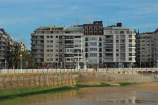 Nábřeží u pláže La Concha v San Sebastian (Španělsko)