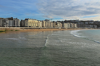 Legendární pláž La Concha v San Sebastian (Španělsko)