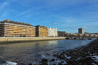 Nábřeží řeky Urumea v San Sebastian (Španělsko)