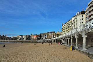 Legendární pláž La Concha v San Sebastian (Španělsko)