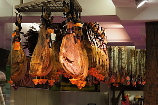 Jamón v baru v San Sebastian (Španělsko)