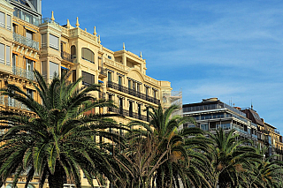 Nábřeží u pláže La Concha v San Sebastian (Španělsko)