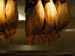 Jamón v baru v San Sebastian (Španělsko)