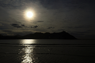 Západ slunce nad zálivem La Concha v San Sebastian (Španělsko)