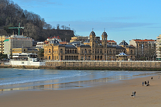 Legendární pláž La Concha v San Sebastian (Španělsko)