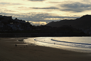 Legendární pláž La Concha v San Sebastian (Španělsko)