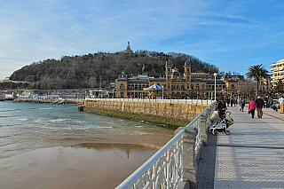 Nábřeží u pláže La Concha v San Sebastian (Španělsko)