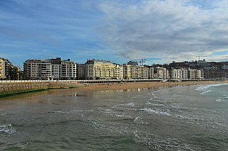 Legendární pláž La Concha v San Sebastian (Španělsko)
