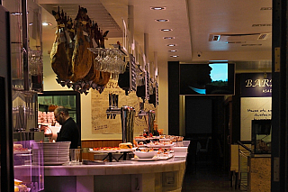 Jamón v baru v San Sebastian (Španělsko)