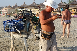 Prodavač s oslem na pláži (Albánie)