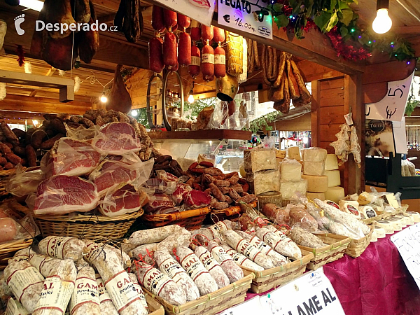 Tržiště na Piazza Arringo v Ascoli Piceno (Itálie)