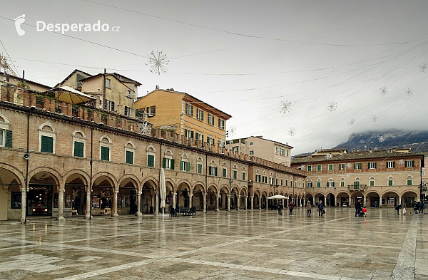 Piazza del Popolo v Ascoli Piceno (Itálie)