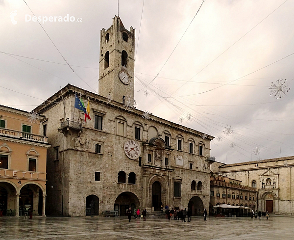Kapitánský palác v Ascoli Piceno (Itálie)