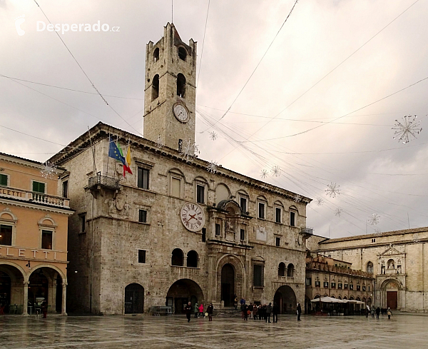 Kapitánský palác v Ascoli Piceno (Itálie)