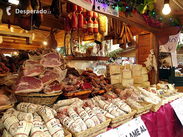 Tržiště na Piazza Arringo v Ascoli Piceno (Itálie)