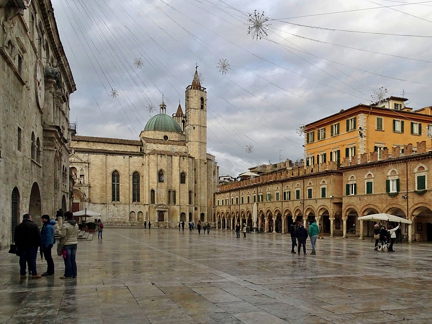 Piazza del Popolo v Ascoli Piceno (Itálie)