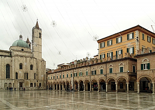 Piazza del Popolo v Ascoli Piceno (Itálie)