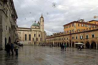 Piazza del Popolo v Ascoli Piceno (Itálie)