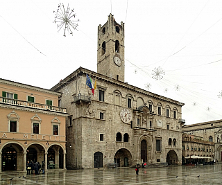 Piazza del Popolo v Ascoli Piceno (Itálie)