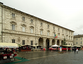 Piazza Arringo v Ascoli Piceno (Itálie)