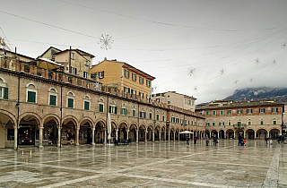 Piazza del Popolo v Ascoli Piceno (Itálie)