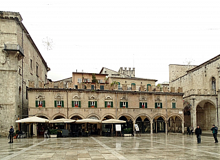 Piazza del Popolo v Ascoli Piceno (Itálie)