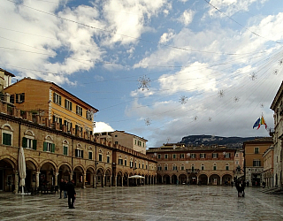 Piazza del Popolo v Ascoli Piceno (Itálie)