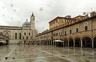 Piazza del Popolo v Ascoli Piceno (Itálie)