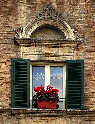 Piazza del Popolo v Ascoli Piceno (Itálie)