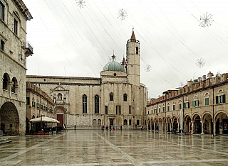 Piazza del Popolo v Ascoli Piceno (Itálie)