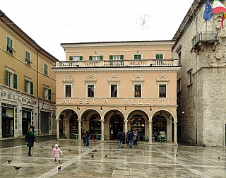 Piazza del Popolo v Ascoli Piceno (Itálie)