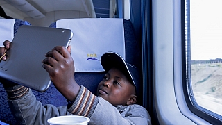 Chlapec s tabletem (Keňa)