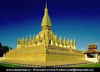 Zlatá stúpa ve Vientiane (Laos)
