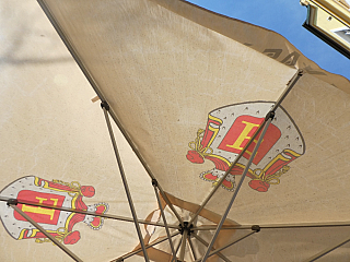 Pod deštníky pivoaru