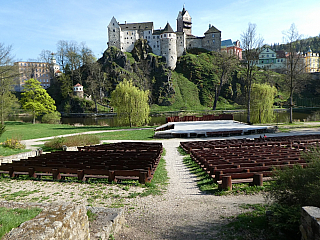 Loket nad Ohří ze druhého břehu