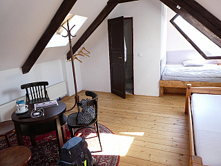 Pokoj v Penzionu 72 je světlý a prostorný