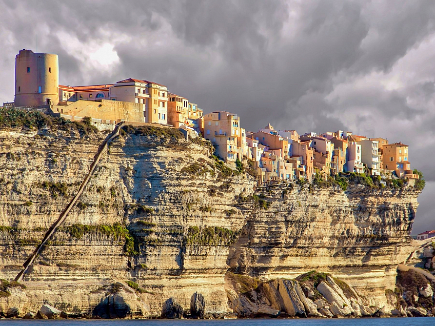 Domy na skalnatém útesu v Bonifaciu (Korsika)