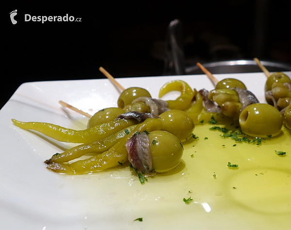 Tapas z olivy, papriky a ančovičky v barcelonském baru (Španělsko)