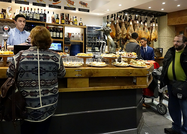 Tapas bar v San Sebastian (Španělsko)