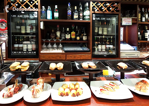 Tapas bar v San Sebastian (Španělsko)