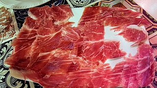 Jamón Iberico v madridské restauraci (Španělsko)