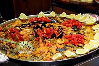 Tradiční jídlo paella (Španělsko)