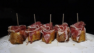 Tapas s jamónem v barcelonském baru (Španělsko)