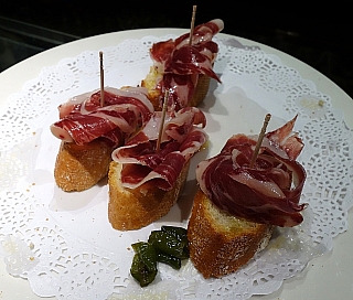 Tapas s jamónem v barcelonském baru (Španělsko)