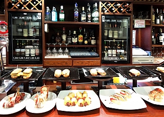 Tapas bar v San Sebastian (Španělsko)