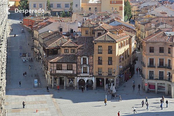 Segovia - pohled z akvaduktu (Španělsko)