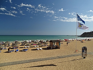 Písečná pláž v Albufeira (Portugalsko)