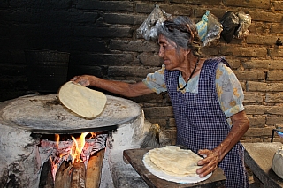 Žena připravující chlebové placky v Oaxaca de Juaréz (Mexiko)