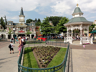 Disneyland Park v Paříži (Francie)