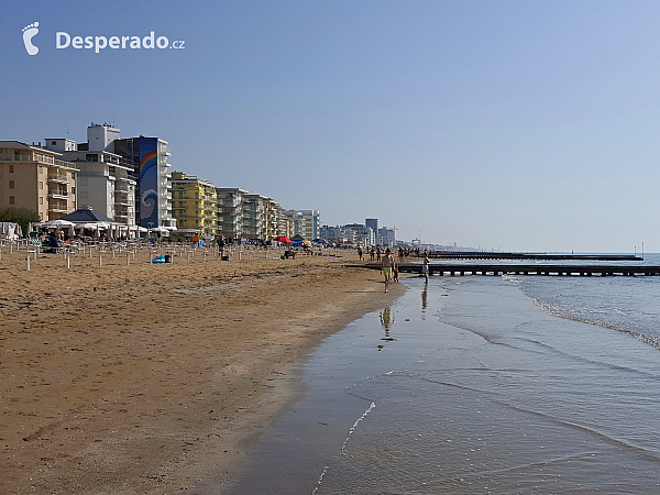Písečná pláž v Lido di Jesolo (Itálie)